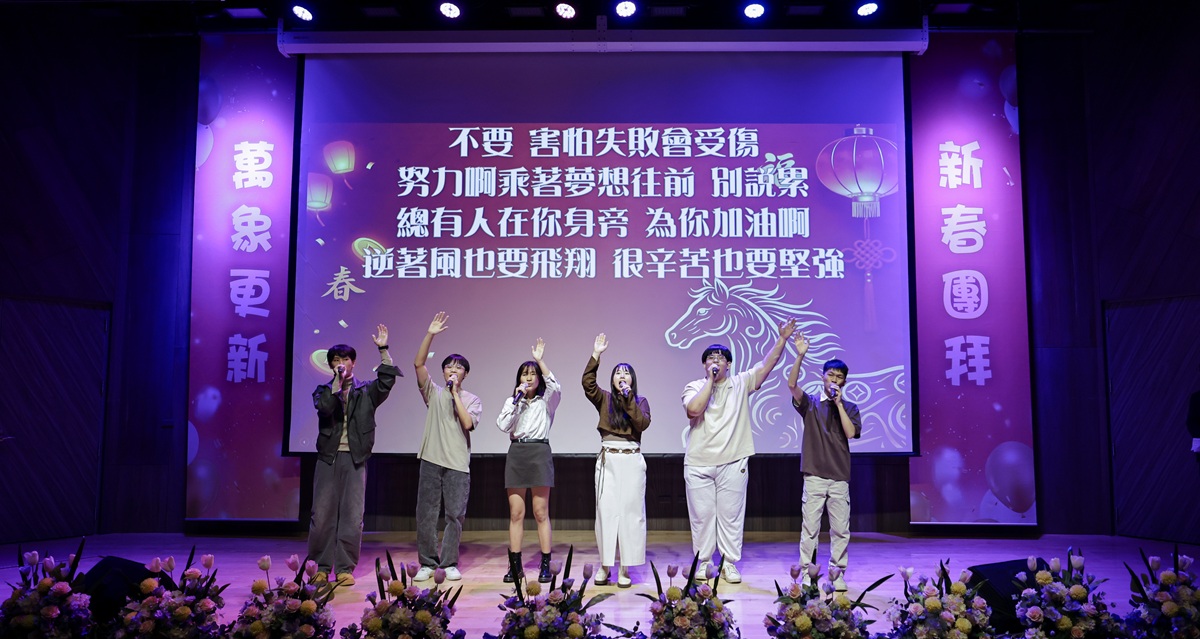 學生社團「清大人聲樂創社」以阿卡貝拉形式帶來多首精彩歌曲，透過純人聲的層層堆疊，呈現出無需任何樂器伴奏的動人合唱演出，讓人耳目一新！