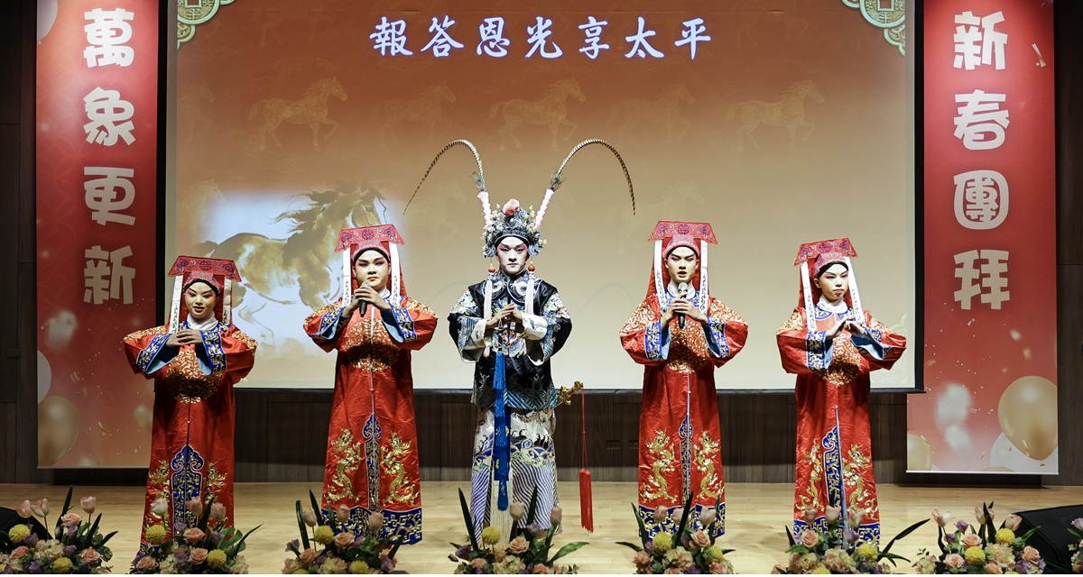 學生社團京劇社演出《四郎探母》，演員以細膩演技與華麗扮相登場，舉手投足盡顯戲曲之美，令觀眾目不轉睛、沉浸其中。