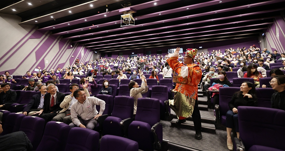 詹鴻霖主任秘書應景化身「清華財神爺」，沿途發送糖果，為同仁帶來滿滿喜氣與驚喜。