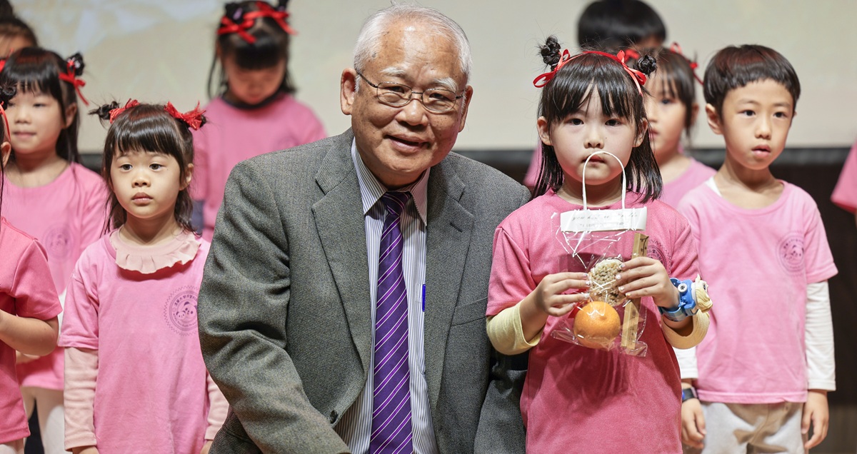戴念華副校長親自致贈小禮品給「小清園」的小朋友們，溫馨互動洋溢著滿滿關懷與鼓勵，也為活動增添一份暖心與感動。