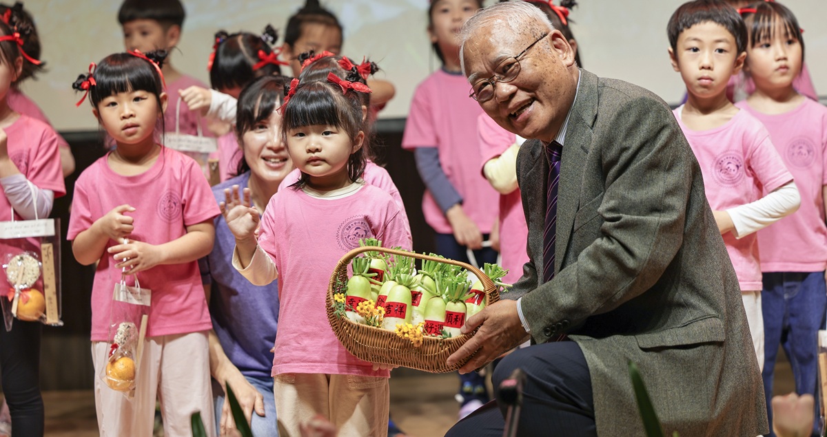 「小清園」小朋友們致贈禮物予戴念華副校長，並送上「年年好彩頭」祝福，為活動畫下溫馨句點。